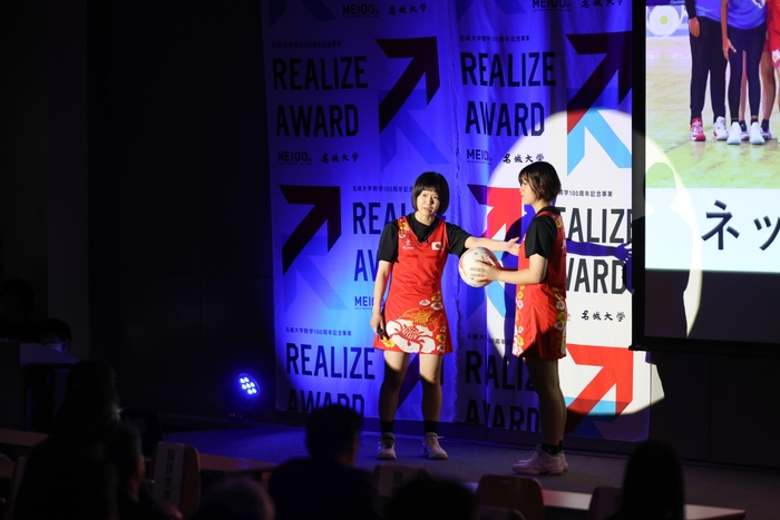 敢闘賞の濱田さん(左)