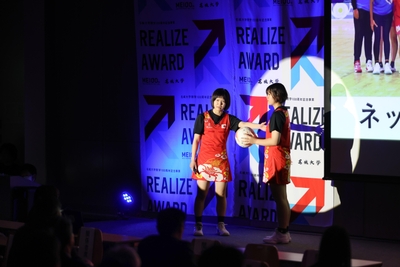 敢闘賞の濱田さん（左）