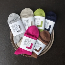 和紙のシャリ感と差し色で、夏から秋へ｜SOUKIの人気ローゲージソックスに新色登場（8月8日発売）