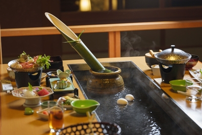 温泉卓で温泉卵や湯豆腐、竹酒の熱燗を