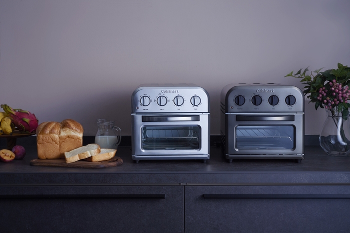 クイジナート ノンフライ オーブントースター「TOA-29SJ(左・シルバー)」と「TOA-29KJ(右・ブラック)」