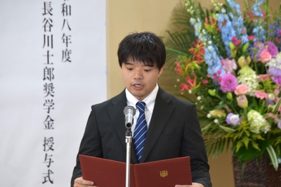 謝辞を述べる中川さん