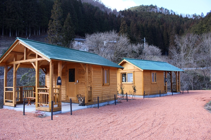 最大5名が宿泊できるファームログキャビン