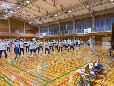 体育館でラインダンス講座に参加する1年生たち