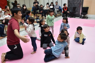 保護者は香村准教授（左）による生活習慣チェックも