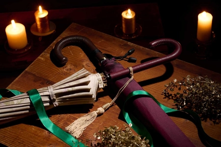 老舗洋傘メーカー・トンボ洋傘前原光榮商店にて【全品送料無料】の「2025クリスマスフェア」が11月15日～12月25日まで開催。高級感あふれるレザー手元の傘を、大切な人へのクリスマスギフトに。