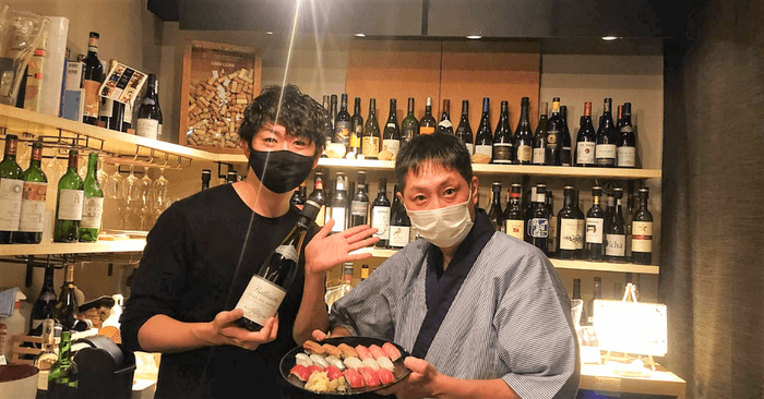 サラリーマン寿司職人の府金さん(右)とnomuno赤坂店店長の青木さん(左)