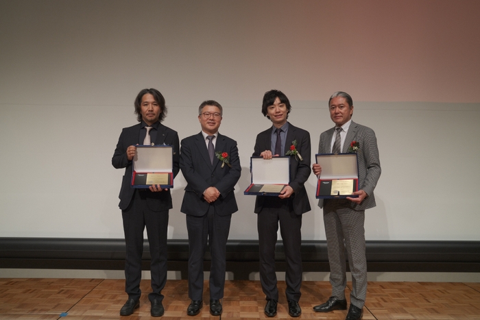 図8：功労賞を受賞したスピーカーの先生方とパク・ジョンス法人長