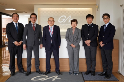 （写真左より）NPO法人いるか 理事長 田口 吾郎様、株式会社ゼネラルアサヒ 代表取締役社長 岡田 慶喜様、 株式会社ゼネラルアサヒ 代表取締役会長 松岡 弘明様、NPO法人しんぐるまざあず・ふぉーらむ・福岡 理事長 大戸 はるみ様、 NPO法人SOS子どもの村JAPAN 事務局次長 藤本 正明様、株式会社パリミキ 代表取締役社長 恒吉 裕司