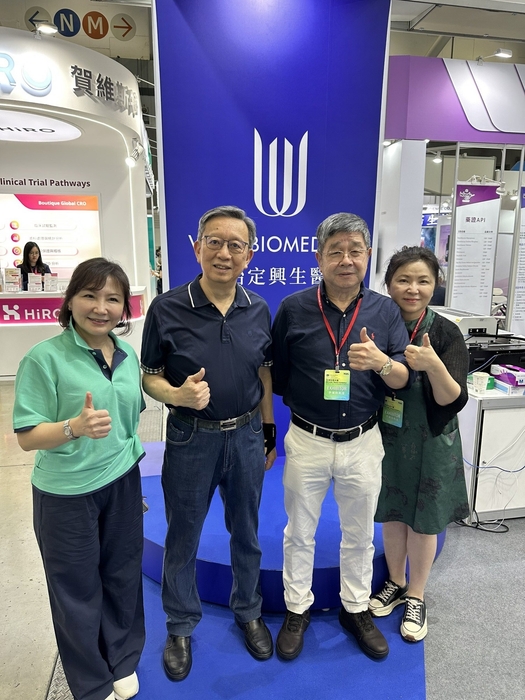 Synmosaバイオファーマグループ会長のPeter Lin氏(左から2番目)とWCCバイオメディカル会長のDr. TJ Liu氏(右から2番目)が、WCCバイオメディカルの成功デビューを祝う。
