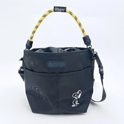 スヌーピー×OUTDOORコラボバッグ。シンプルデザインは普段づかいに映える！