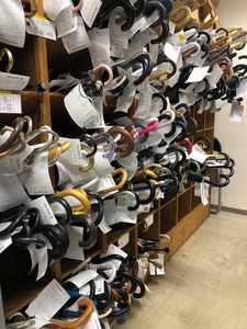 集められた忘れ物の傘（相鉄お忘れ物センター）