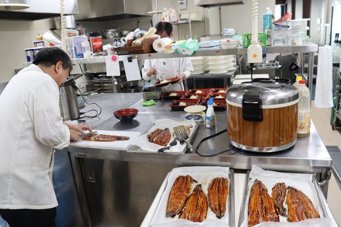 おいしく焼き上がったウナギを丼用に切り分けています