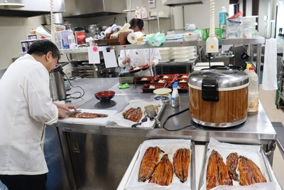 おいしく焼き上がったウナギを丼用に切り分けています