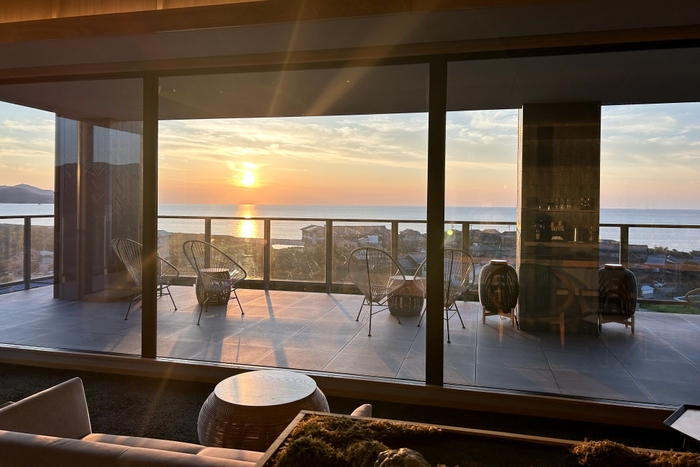 黄金の夕日と青い海