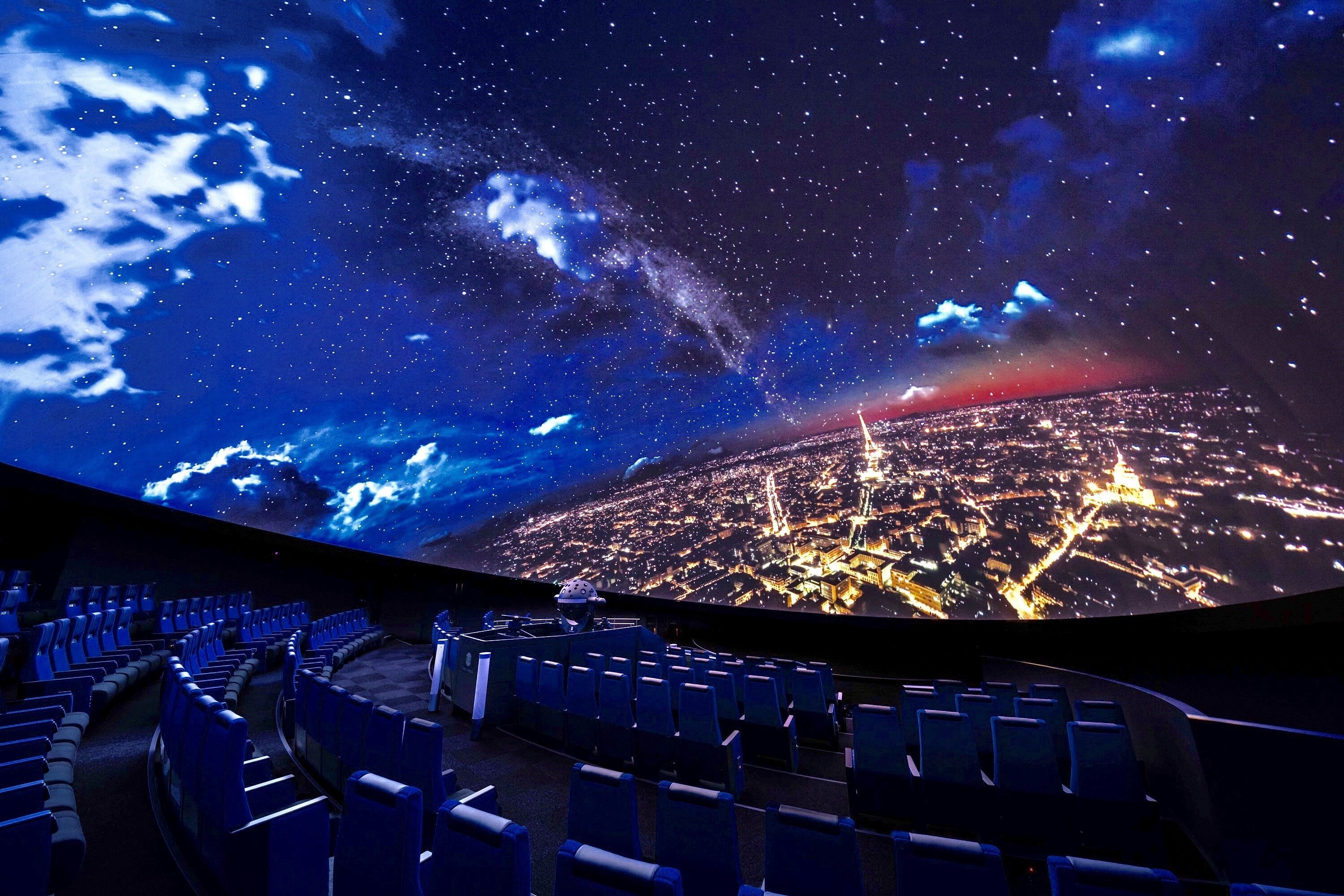 2017年11月のリニューアルで生まれ変わった プラネタリウム“天空”観客