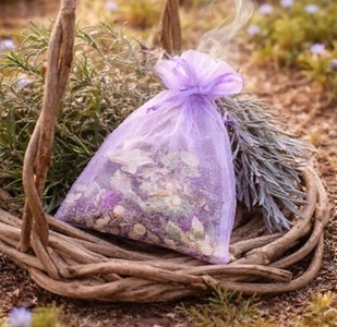 サシェ（匂い袋）に入れるユーカリは、夢の島公園のユーカリをイメージ。江東区育ちのラベンダーなども使用します（画像はイメージです）。