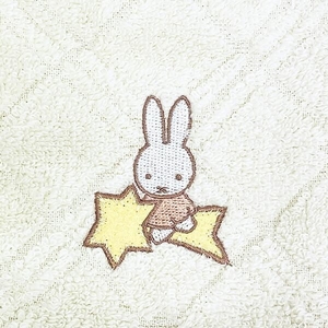 タオル生地でできているミッフィーのどっとポーチ