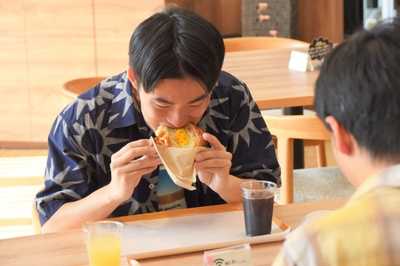 天白キャンパス「Green Bakery BOOK CAFE」で朝食を楽しむ学生