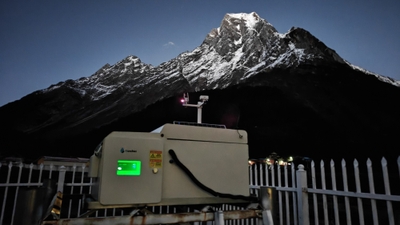 雪山のふもとのDMFC発電機