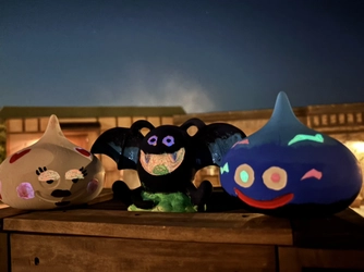 本日より開催！芸術の秋が来た！夜に輝くオリジナルスライムとドラキーを作り出せ！ 「秋限定！光るスライムとドラキーのきらめきクラフト2025」