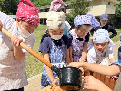 もろみを布袋に入れる作業