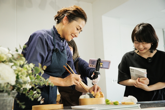 『亜希の「ふたが閉まるのか?」弁当』出版記念イベント 左/亜希さん、右/編集担当:小栁