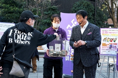 【募金活動での支援者と小橋建太氏（カメイドクロック）】