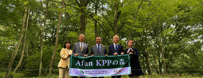 右から、C.W.ニコル・アファンの森財団理事長 森田いづみ、KPPグループホールディングス社長 坂田保之氏、 同社会長 田辺円氏、国際紙パルプ商事社長 栗原正氏、同財団専務理事 野口理佐子