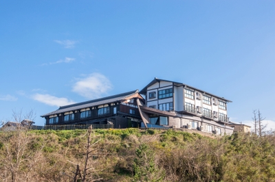 今にも大海原に漕ぎ出すかのような舟形の宿