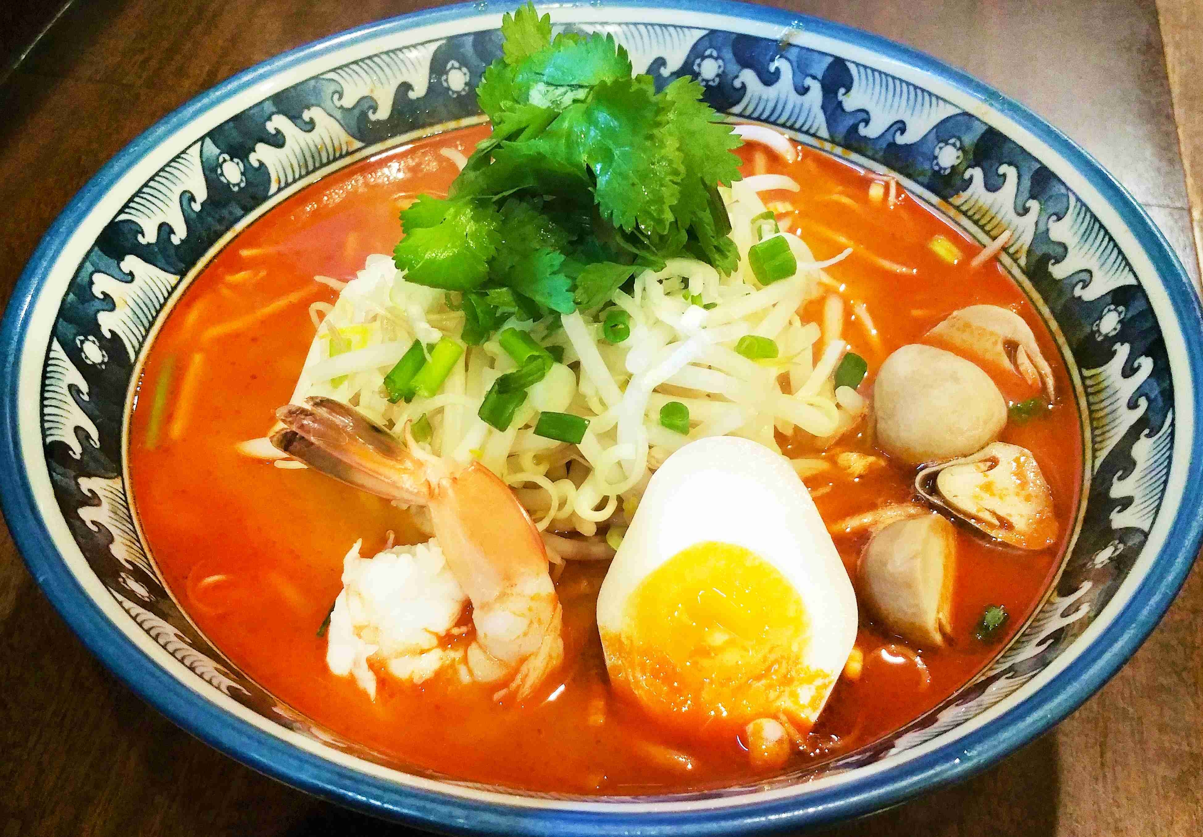 ティーヌン西早稲田本店 『元祖トムヤムラーメン 海老のせ』800円(税込) ※店舗により価格、トッピングが異なります。