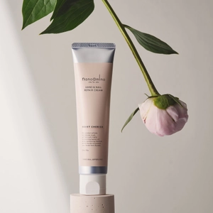 優しい華やかなフローラルの香りで 乾燥しがちな手肌にうるおいと癒しを。 「ナノアミノ ハンド＆ネイル リペアクリーム」から 秋冬限定の新しい香り「モイストチェリッシュ」が数量限定発売
