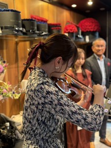 ローズに囲まれた会場に、ヴァイオリンの音色が響く