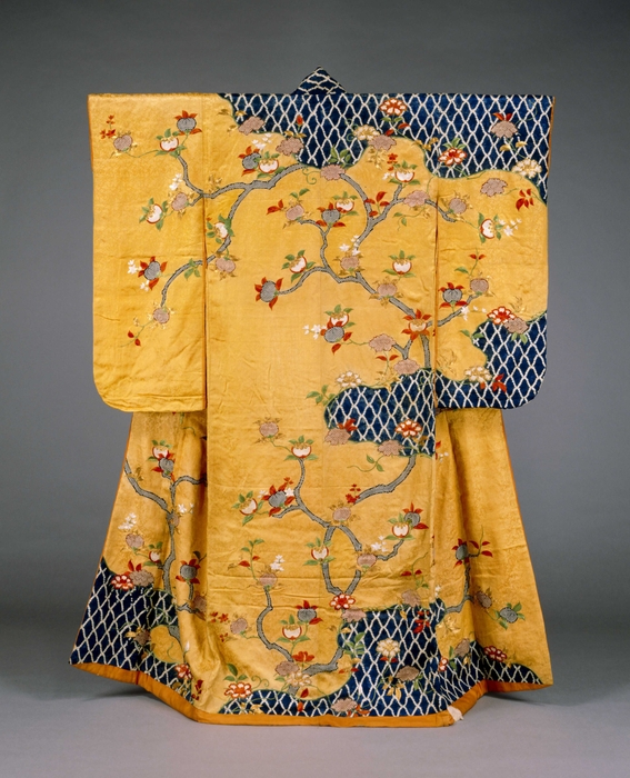 振袖 鬱金色綸子地牡丹橘網模様 江戸時代・18世紀 旧久留米藩藩士家伝来 東京国立博物館蔵 1月2日(月・休)~2月26日(日) 本館10室