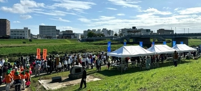 近畿大学の学生・附属高校生らが清掃ボランティアに参加　地域とともに未来を育む、第38回「I LOVE 遠賀川」