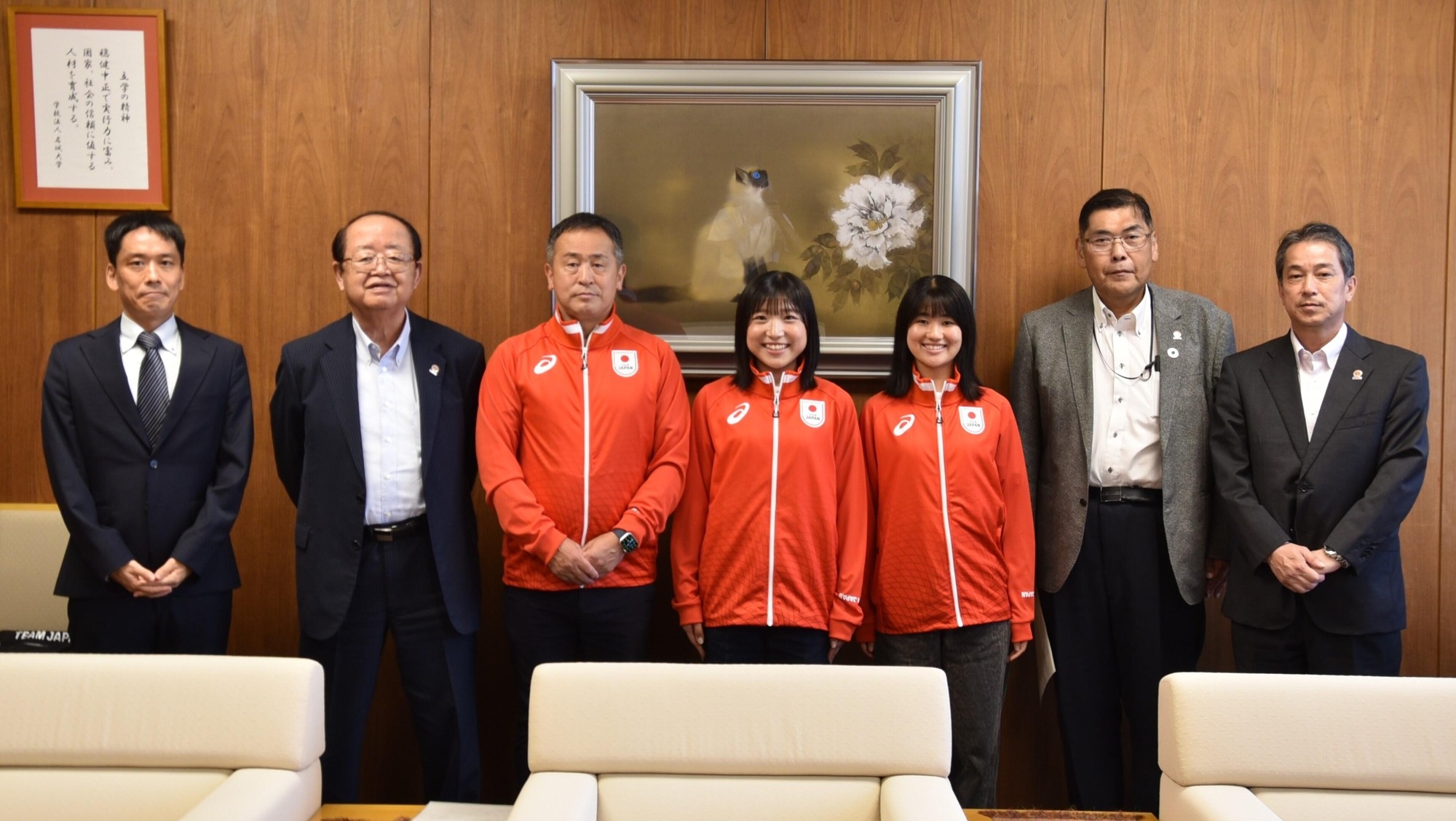 出場報告に訪れた細見選手(左から4人目)と橋本選手(同5人目)