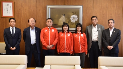 出場報告に訪れた細見選手（左から４人目）と橋本選手（同５人目）