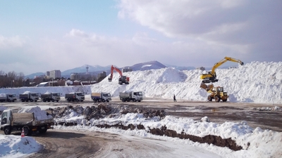 除雪された雪が運び込まれる雪堆積場