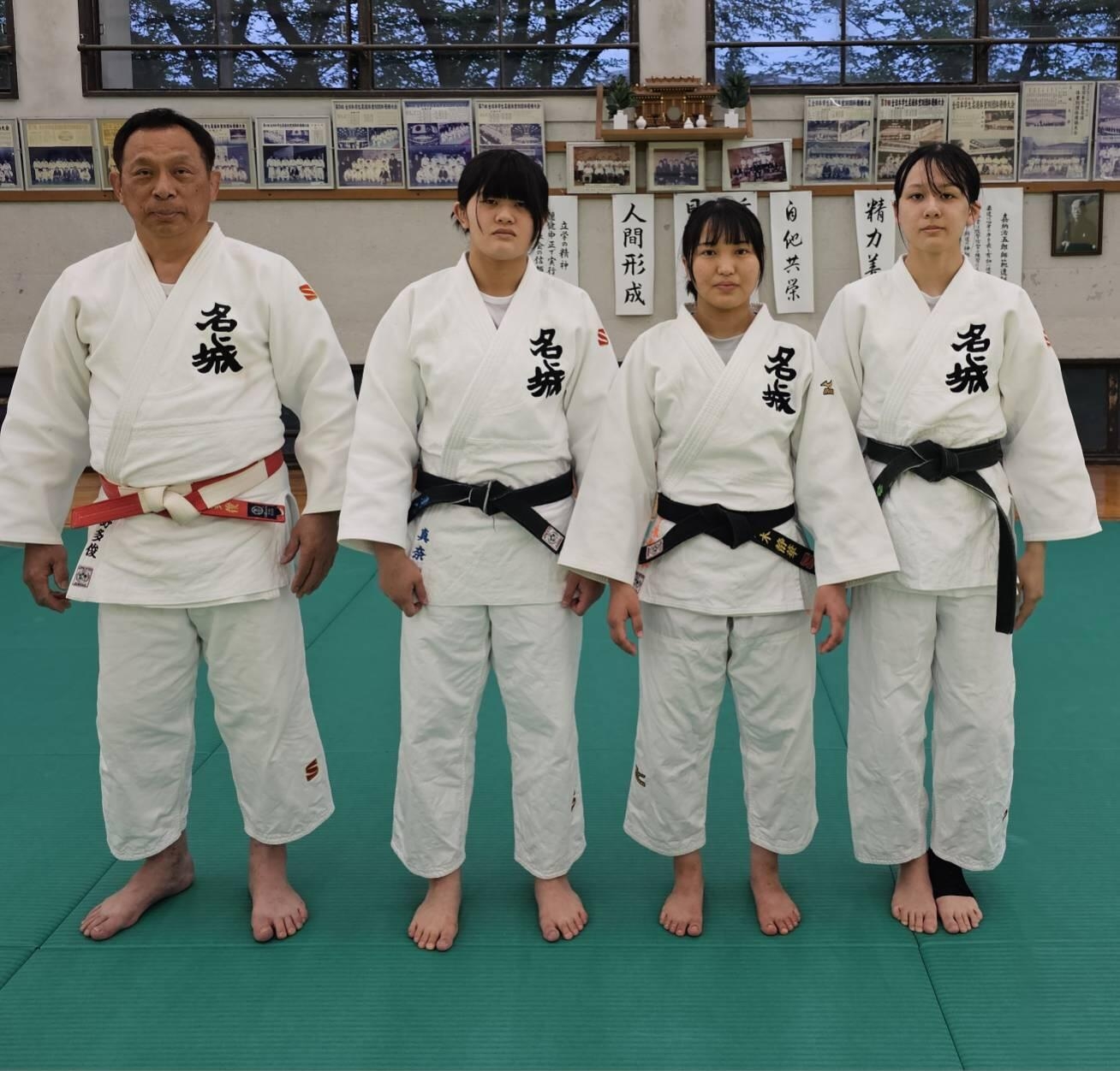 平野多俊監督(左)と3人制の部に出場する女子選手