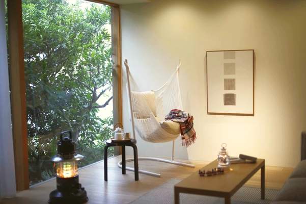 冬の”特別なご褒美”でリビングを極上リゾートに！ yocabitoのハンモックチェア「RESORT」が叶えるリラックスタイム。