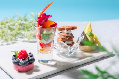 左から、「マンゴーとラズベリーのロールケーキ」 「マンゴーとクスクスのパフェ仕立て」、「無花果とホワイトチョコレート」「ポテトとアボカドのクロスティーニ」