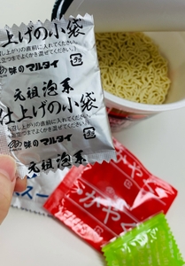 粉末スープ/かやく/調味油/仕上げの小袋付き