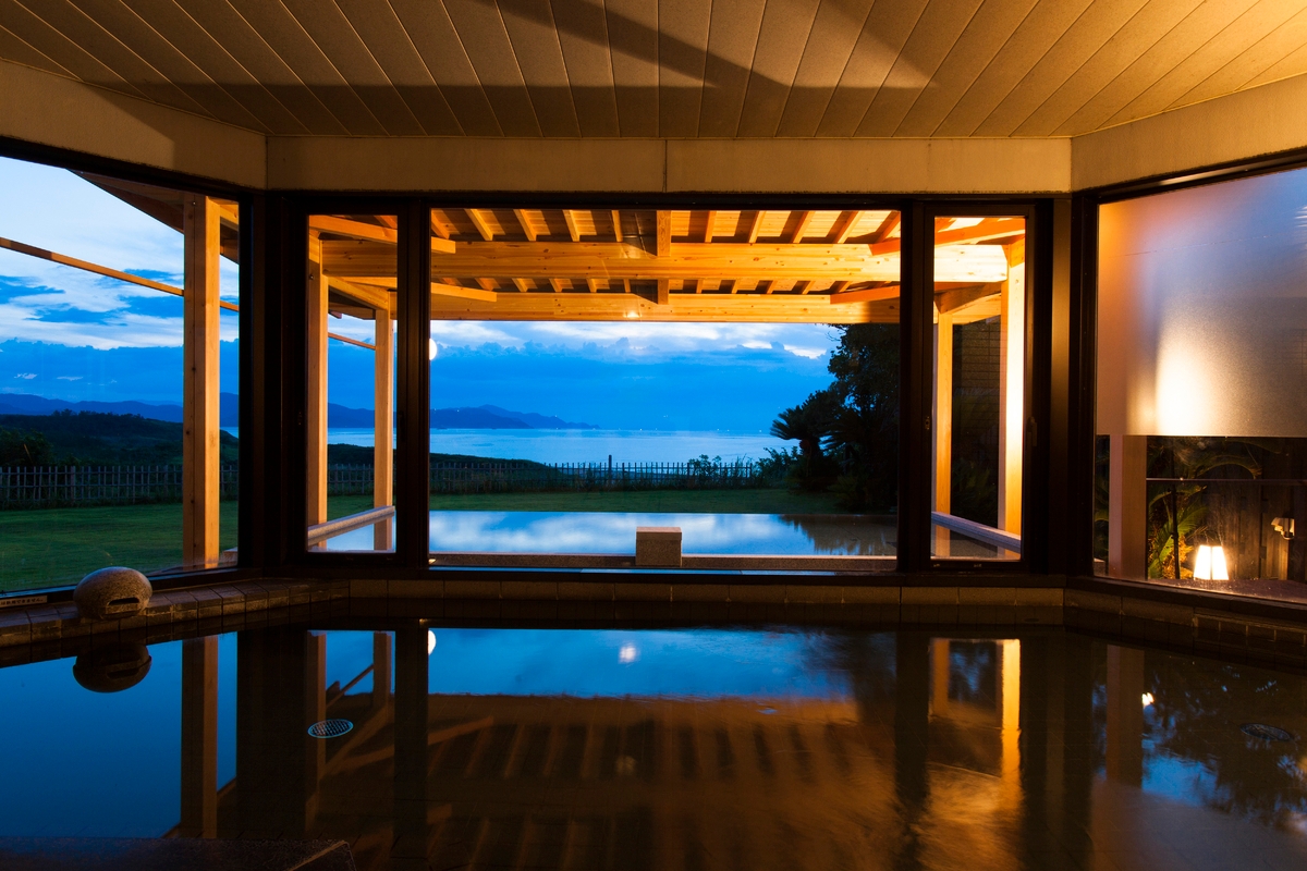 【海一望の温泉と至福のカニ料理で心も身体も満つ一時】高台より海を見下ろす舟形の宿で蟹づくしを愉しむ旅へ-海の京都・夕日ヶ浦温泉「一望館 はなれ櫂」