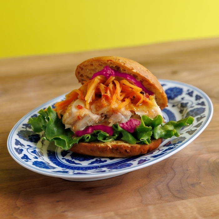 タイ風照り焼きチキンと豆腐フムスサンド 896円(税込)