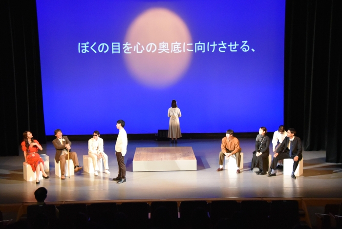 熱演を披露する学生たち 舞台奥の背景に字幕を映す