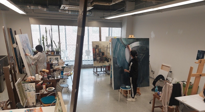 近畿大学文芸学部生の作品制作の様子