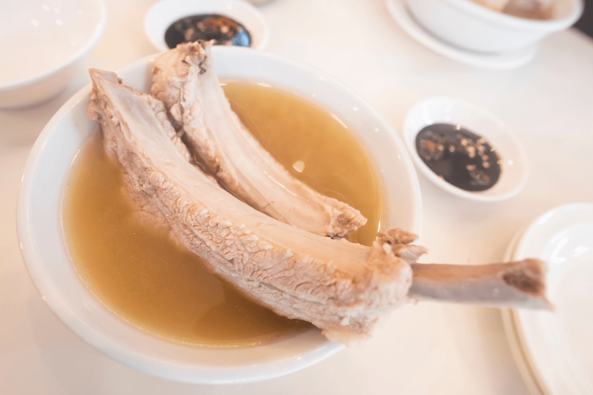 胡椒や醤油でしっかりと味付けされた「バクテー」