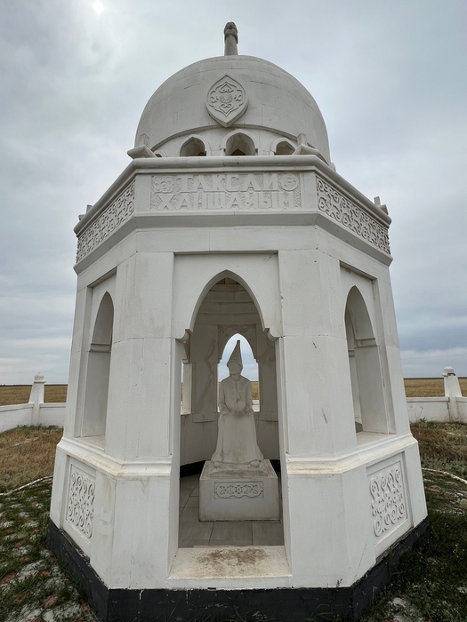 写真2 西カザフスタン州ドリンノエ所在のタクサイ・ハンシャイム廟(筆者撮影)