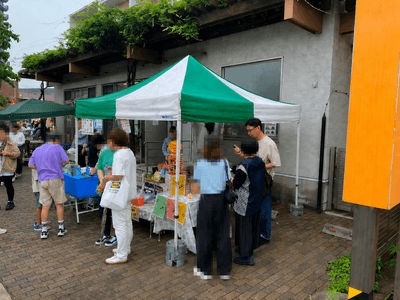 古川まつりで地域の方々から荒雄の記憶や思いを聞き取る様子
