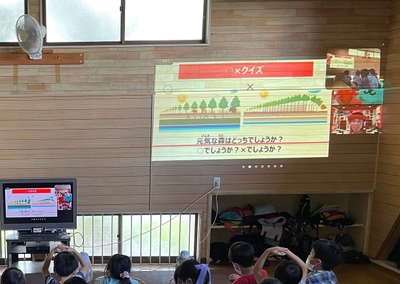 福岡県宗像市学童保育受託施設でのオンライン工場見学の様子